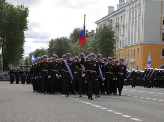 Торжественный парад войск прошел по улицам Северодвинска в День ВМФ