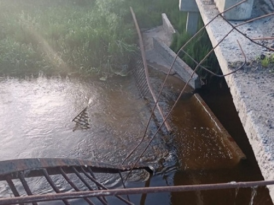 В Кирове обрушилась в реку часть моста, предназначенная для пешеходов