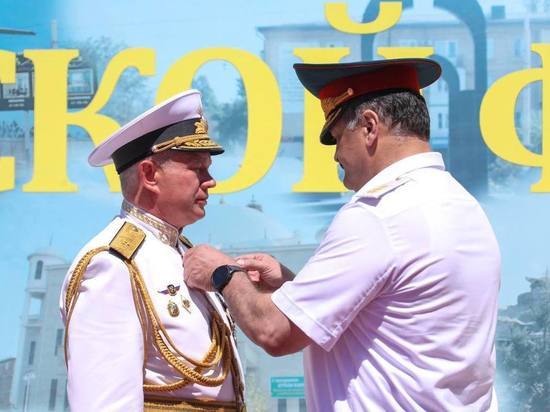 Глава Дагестана наградил Командующего Каспийской флотилией