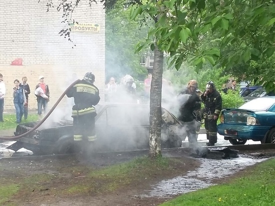 Софийская отжигает: Ford сгорел дотла во Фрунзенском районе Петербурга