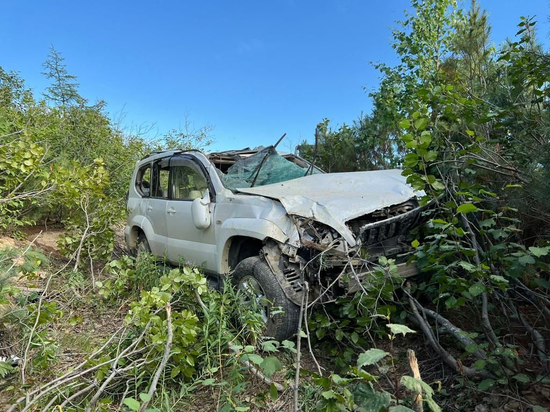 Автомобиль Toyota Land Cruiser Prado перевернулся на севере Сахалина