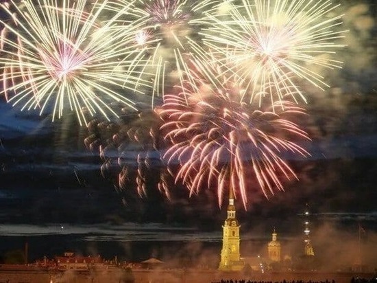 День ВМФ в Петербурге и Кронштадте традиционно завершился грандиозным салютом