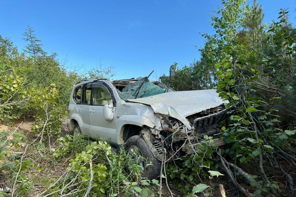 Автомобиль Toyota Land Cruiser Prado перевернулся на севере Сахалина