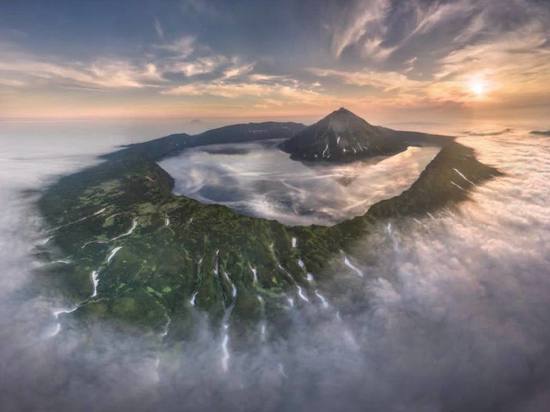 Фотограф сделал снимки плотного тумана над островом Онекотан на Курилах