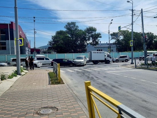 ДТП с двумя минивэнами спровоцировало пробку на улице Железнодорожной в Южно-Сахалинске