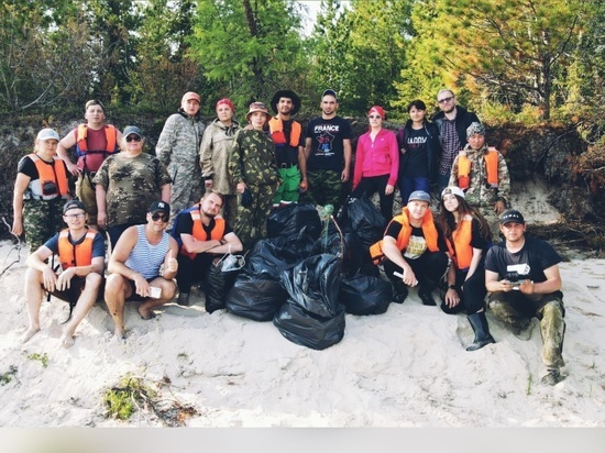 Эковолонтеры Ямала прошли на байдарках 18 км по реке и собрали мусор с берега
