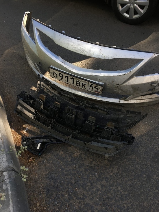 В Костроме сбежавший виновник аварии оставил на месте ДТП свой номер вместе с бампером