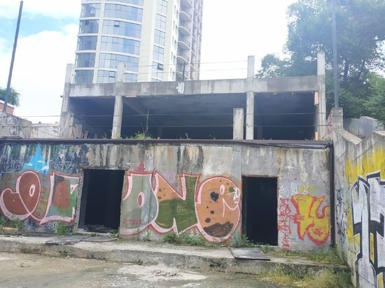 В Хабаровске лестница на улице Фрунзе лишилась стекла