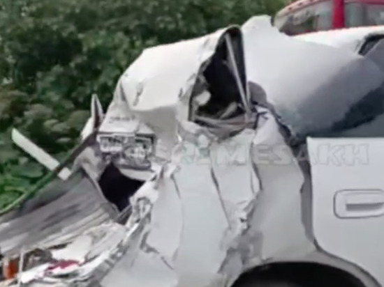 Автомобиль Toyota Mark 2 пострадал от столкновения с КамАЗом в Южно-Сахалинске