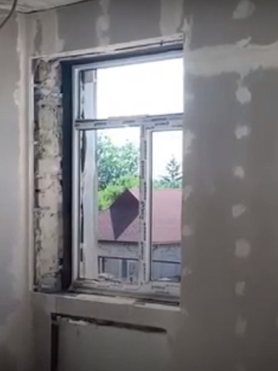 От проводки до крыши: Ямал ударными темпами восстанавливает школу в Волновахе в ДНР
