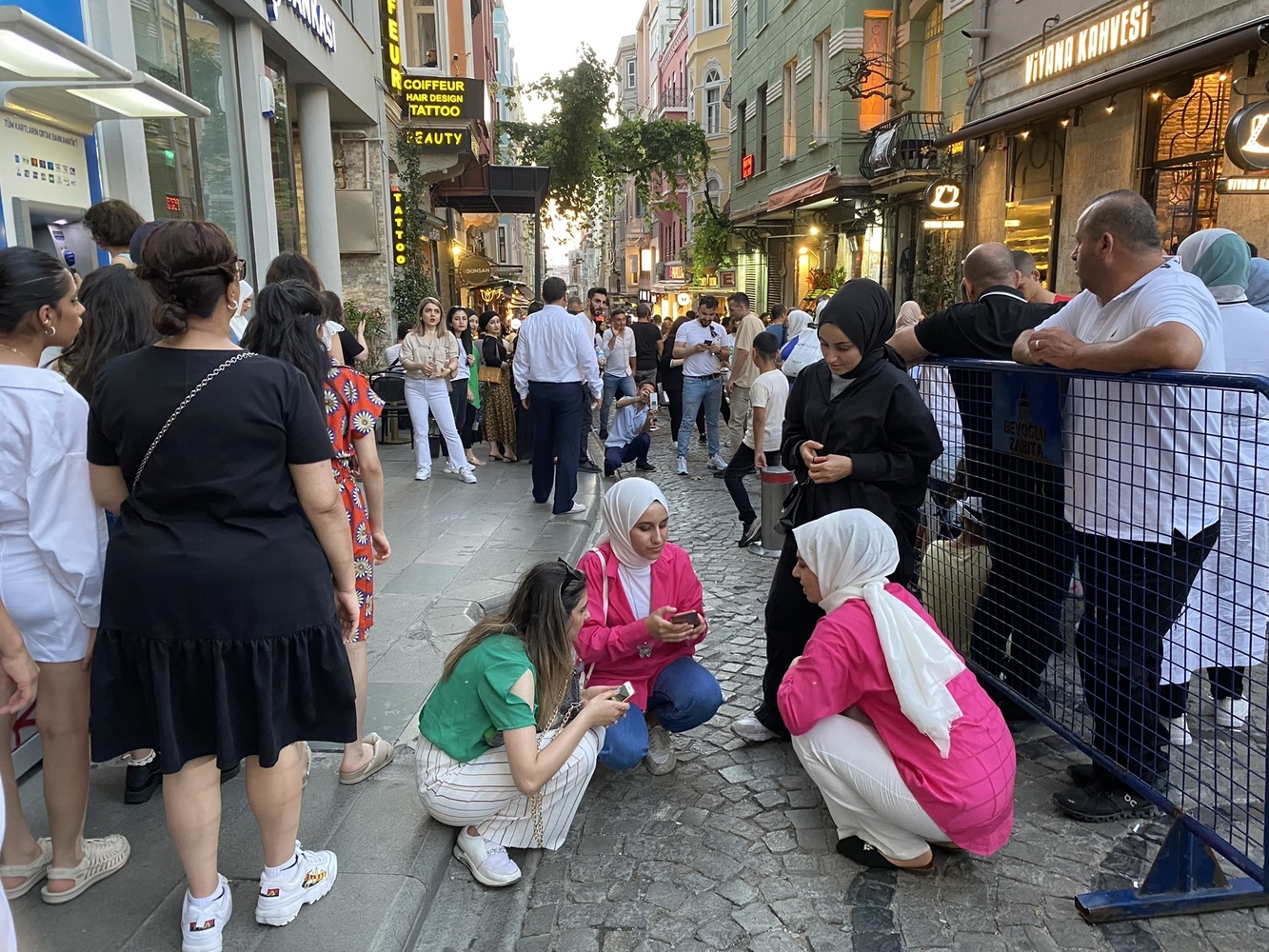 Люди живущие в стамбуле. Жизнь в Стамбуле. Жизнь в Стамбуле для русских. Стамбул летом фото туристов. Жизнь в Стамбуле набережная.