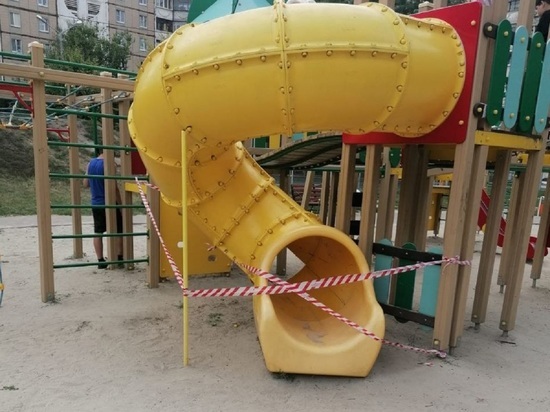В Белгороде закрыли опасную горку и просят родителей не пускать туда детей