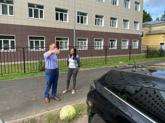 Дорожники отремонтировали тротуар у больницы для всеволожских мам