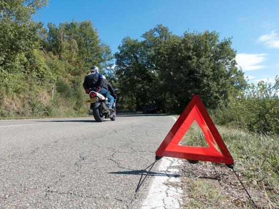 Двое юных мотоциклистов попали в аварию в Луганске