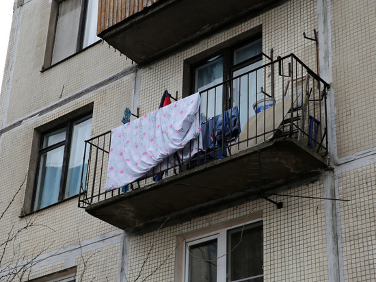 Балкон вместе с людьми обрушился в хрущевке на Новочеркасском