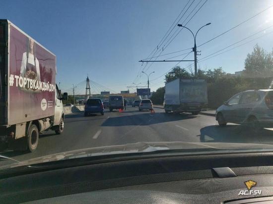 Столкновение Honda и "Буханки" спровоцировало пробку на Димитровском мосту в Новосибирске
