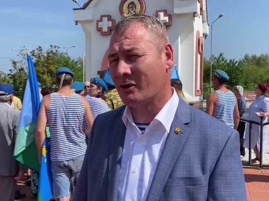 Сапожников поздравил всех причастных с Днём ВДВ