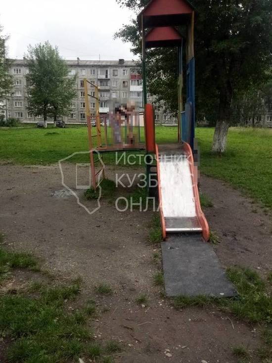 Травмоопасная детская площадка возмутила жителей кузбасского города