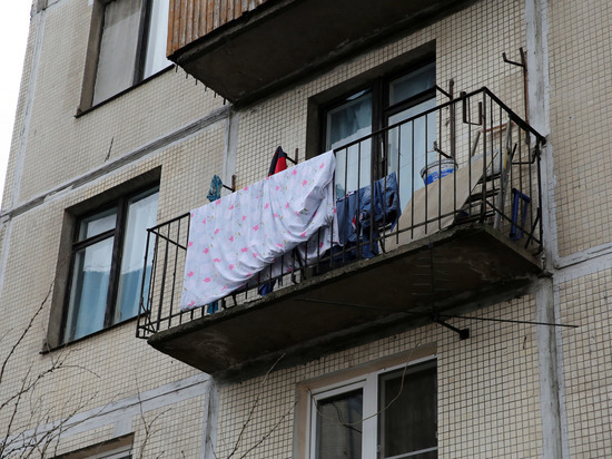 Пострадавшую во время падения балкона на Новочеркасском девушку увезли в больницу с сотрясением
