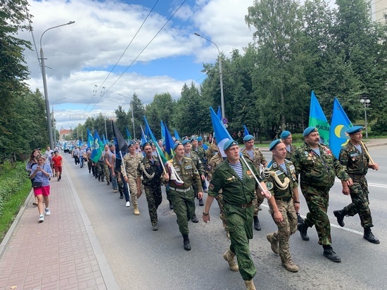 Томичи прошли колонной по проспекту Ленина в честь дня ВДВ