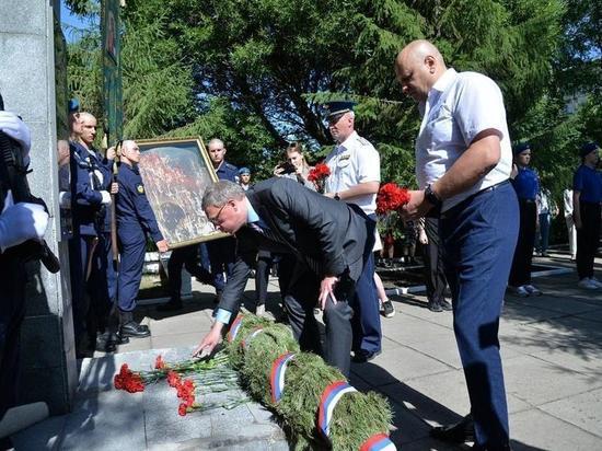 Омские мэр и губернатор вместе с десантниками отметили в Светлом День ВДВ