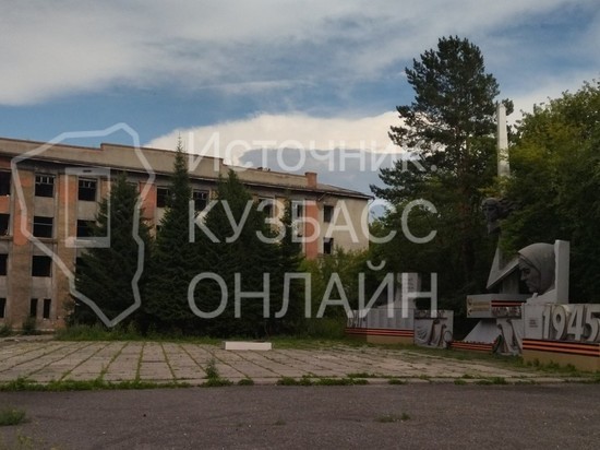 Кузбассовцы потребовали снести заброшенное здание рядом с мемориальным комплексом