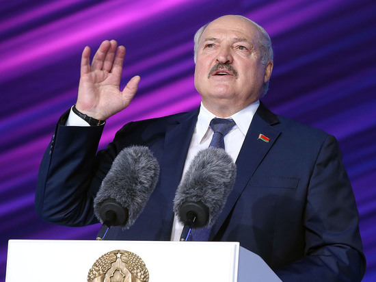 Лукашенко предупредил, что Сербия не усидит на "всех стульях"