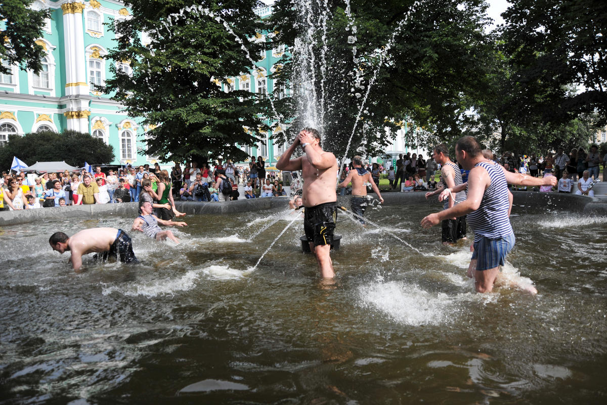 В петербурге купаются. Купание в фонтане. День ВДВ купание в фонтане. Парк Горького фонтан. День ВДВ купаются в фонтане.