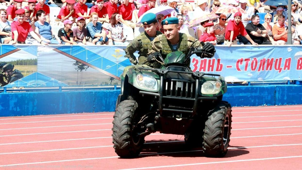 Показательные выступления десантников и выставка техники: кадры с Дня ВДВ в Рязани