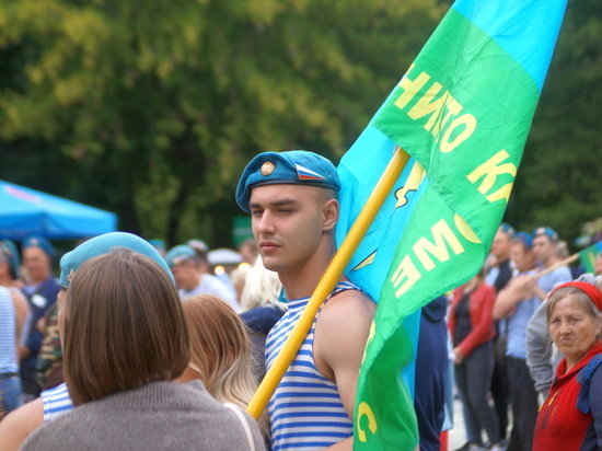В парке Горького в Красноярске проходит празднование Дня Воздушно-десантных войск