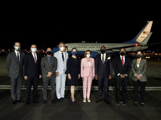 Самолет председателя палаты представителей конгресса США Нэнси Пелоси приземлился на Тайване