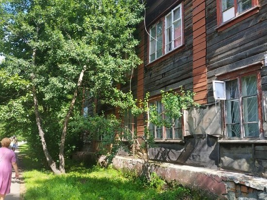 Унылый вид домов разнообразили рисунками