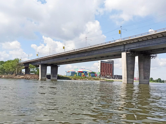 Два человека упали с Димитровского моста в Новосибирске