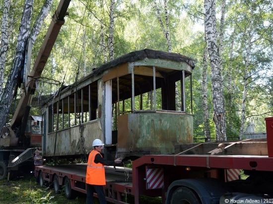Бесценные трамвайные вагоны эвакуировали на реставрацию из Новосибирска в Москву