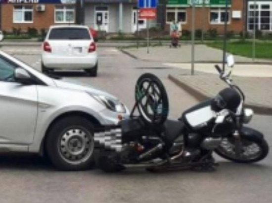 Иномарка врезалась в мотоциклиста на Псковской в Новгороде