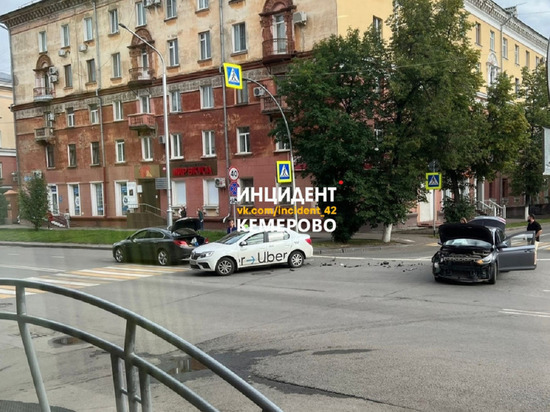 Автомобили столкнулись на перекрестке рядом с кемеровским Драмтеатром