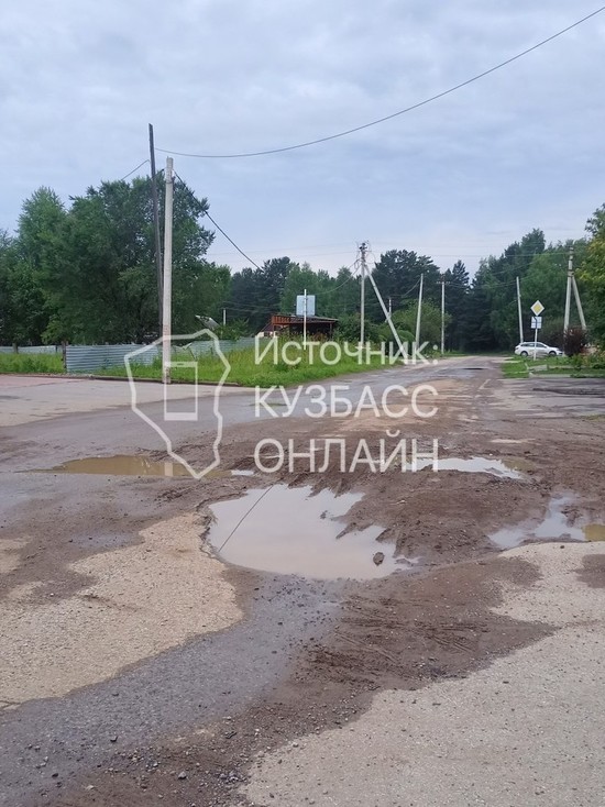 Кузбассовцы пожаловались на повредившие дорогу грузовые автомобили