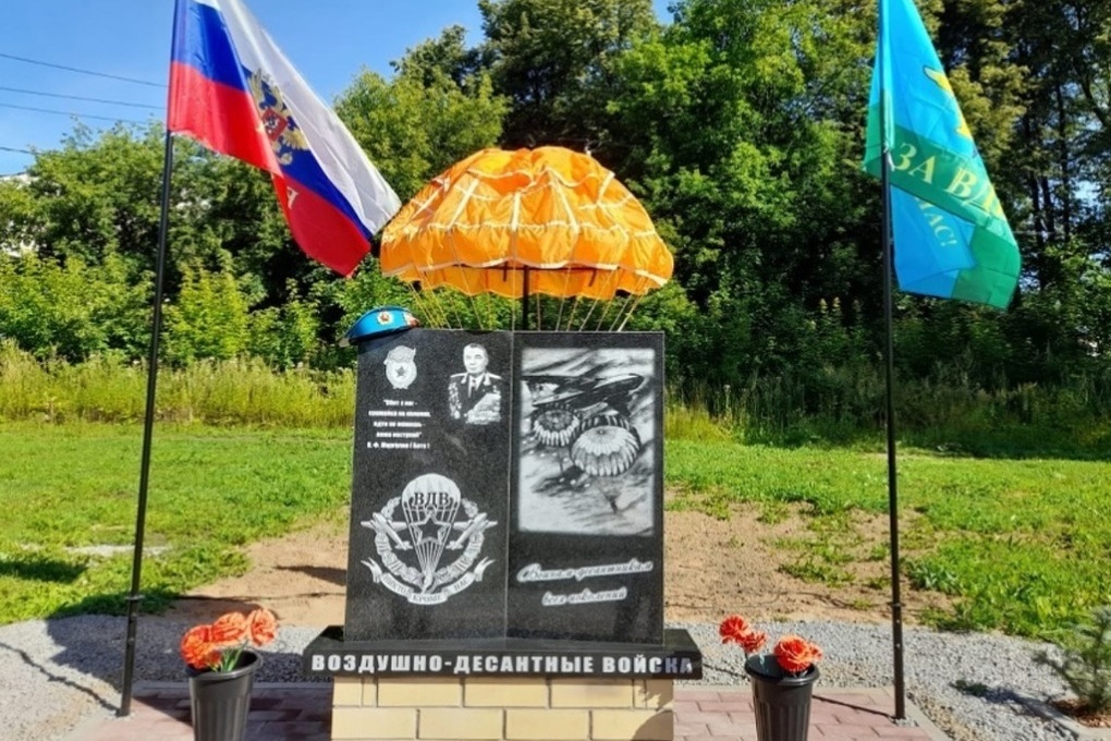 В день ВДВ в Шарье был открыт памятник костромским воинам-десантникам всех поколений