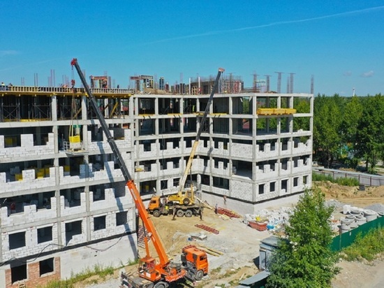 Рабочие ГК "ВИС" готовят площадки к строительству четырёх из семи поликлиник в Новосибирске