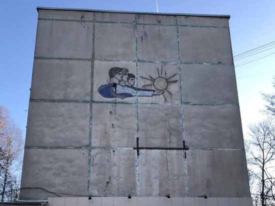 На улице Тимакова в Рязани при капремонте фасада закрасили мозаику