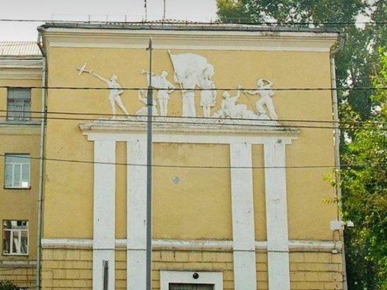 Депутаты Красноярского края требуют сохранения старинного барельефа на стенах школы №21