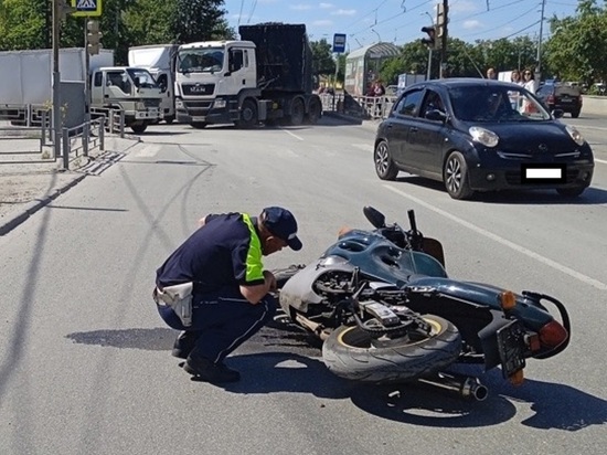 Погиб мотоциклист после столкновения с грузовиком и ограждением в Екатеринбурге