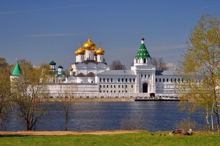 По версии Яндекса главной достопримечательностью Костромы является Ипатьевский монастырь