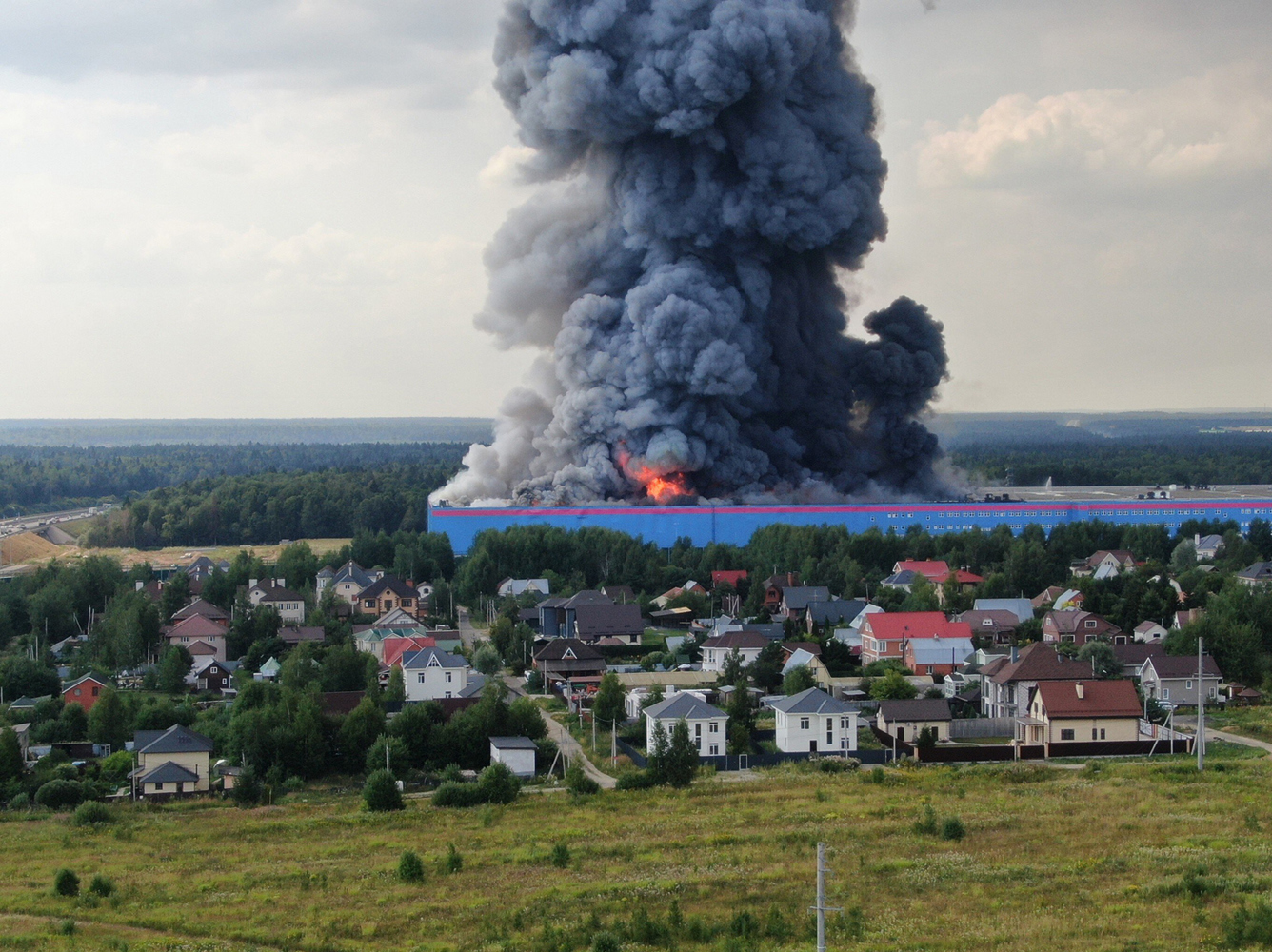 В Истре загорелся крупный склад "Озон": апокалиптические кадры пожара