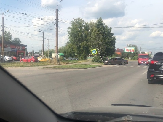 В Туле на Одоевском шоссе 3 августа водитель иномарки сбил светофор