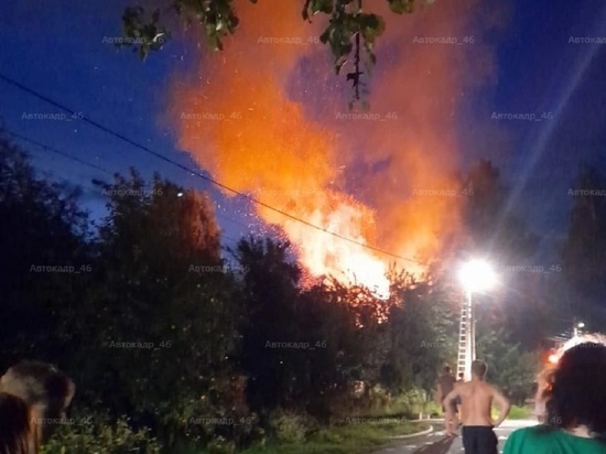 В Курске на Ново-Бочаровской загорелся жилой дом