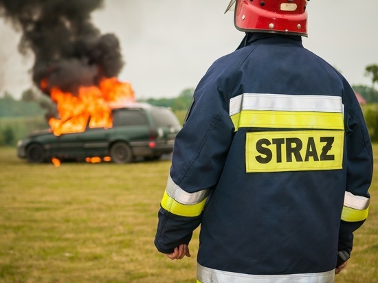 Четверо пожарных тушили автомобиль в Александровске-Сахалинском