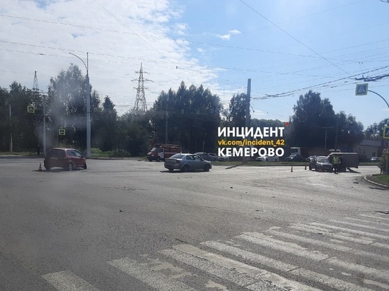 Иномарки столкнулись посреди перекрестка в Кемерове