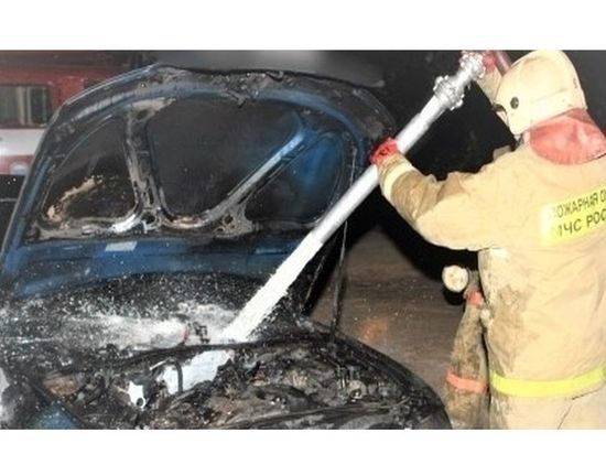 В Смоленске в ночном пожаре сгорели два автомобиля