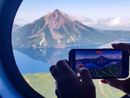 Вулканы на Северных Курилах сфотографировали с вертолета